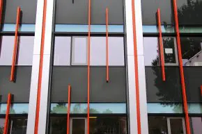 De tussenstijlen zijn voorzien van een doorgaande afdekkap. Daartussen zijn kortere stroken afdeklijsten opgenomen