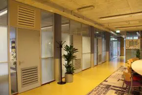 Roosters in en soms ook boven de deuren zorgen voor een open verbinding met de gangzones