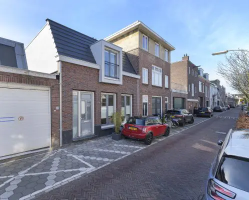 De gevel van de nieuwe tussenwoning sluit aan bij de 19e-eeuwse belendingen in de Gaelstraat, die valt onder beschermd stadsgezicht 