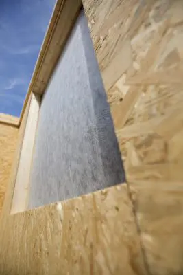 Raamsparingen zijn eenvoudig te maken door een paneel onder en een paneel boven het raam te plaatsen