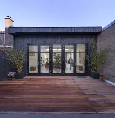 De woning heeft aan de achterzijde een dakterras. De dakbedekking is tegen het casco verlijmd