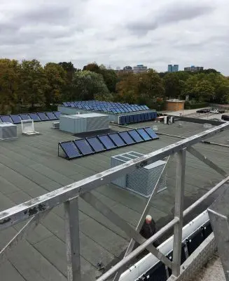 Het grote dak van het zwembad kon geen extra belasting aan en kon dus nauwelijks worden
gebruikt voor PV-panelen