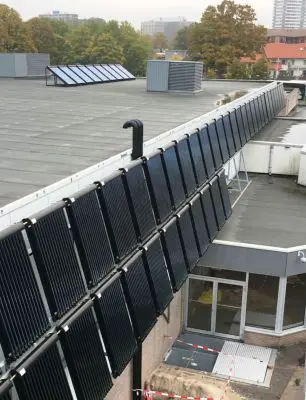 Aan de gevel van het zwembad en de gevel van de dakopbouw
zijn extra panelen bevestigd middels stalen frames