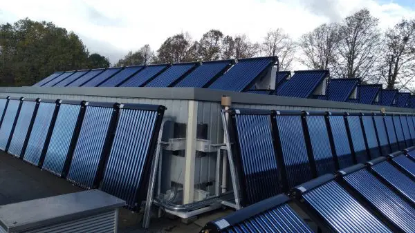 Met efficiënt ruimtegebruik konden 226
HONE-panelen voor warm water en elektriciteit worden geplaatst