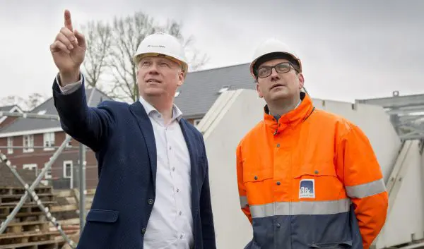 Joop Jansen (l), adjunct-directeur van Roosdom Tijhuis met naast hem Erik de Vries, innovatieen
productmanager van DRBG: “Samen met De RuwBouw Groep kunnen we helemaal voldoen aan
onze conceptmatige manier van bouwen.”