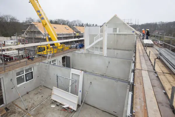 Naast de Dycore Kant & Klaar vloer op de verdiepingen,
worden Heembeton wanden en een cascovloer voorzien van isolatie en vloerverwarming voor
de begane grond toegepast. Verder zijn er een prefab trappenhuis en prefab binnenwanden