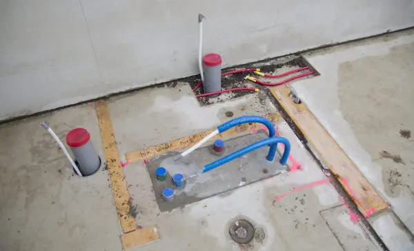 In de Dycore Kant & Klaar vloer zijn de leidingen voor elektriciteit, tapwater en cv, riolering
en mechanische ventilatie al aangebracht. In de Heembeton wanden is elektra opgenomen