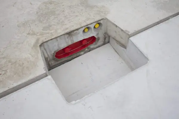 In de Dycore Kant & Klaar vloer zijn de leidingen voor elektriciteit, tapwater en cv, riolering
en mechanische ventilatie al aangebracht. In de Heembeton wanden is elektra opgenomen
