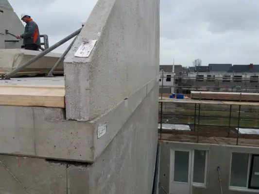 In de Dycore Kant & Klaar vloer zijn de leidingen voor elektriciteit, tapwater en cv, riolering
en mechanische ventilatie al aangebracht. In de Heembeton wanden is elektra opgenomen