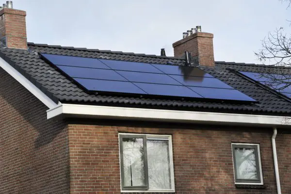 Zonnepanelen met warmwatervoorziening: onder de panelen lopen leidingen waarin water wordt verwarmd