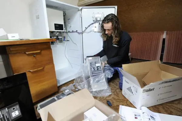 Een accupakket van
Vaillant wordt in een op internet aangesloten
kast gemonteerd. Alle details over de opslag en
het verbruik worden nauwgezet bijgehouden