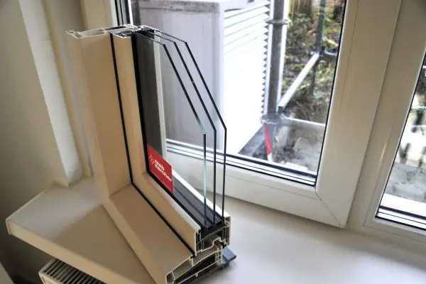 Alle woningen zijn
goed geïsoleerd, onder meer in de spouwmuur.
De all-electric woningen krijgen driedubbel
glas in het hele huis