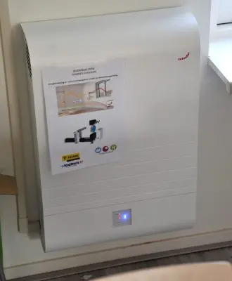 Een decentrale warmteterugwinunit van Zehnder in de woonkamer zorgt voor energiezuinige
ventilatie