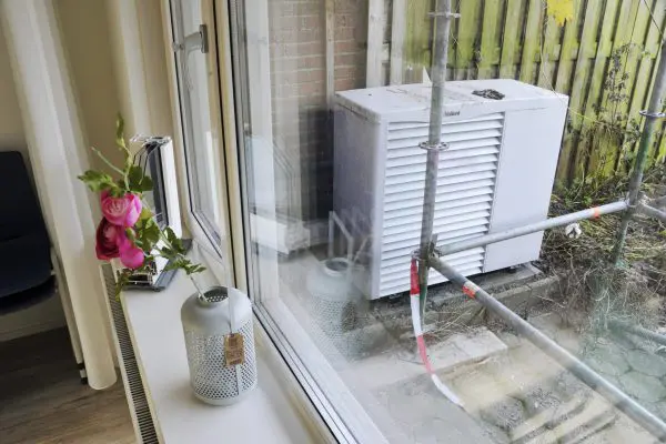 De buitenunit van een all-electric woning