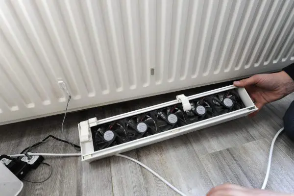 Ventilatoren onder de radiatoren blazen de warme lucht actief
in de woning. De ClimateBooster is een oppepper voor lagetemperatuurradiatoren