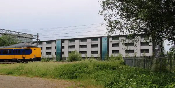 Vier blokken grenzen direct aan de spoorlijn, waarover niet alleen personen- maar ook divers goederenvervoer plaatsvindt
