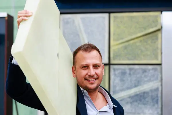 Reinier Bosch van Studio Solarix bij de testopstelling