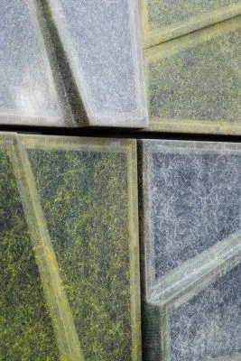 Het gevelpaneel heeft een schuine lijn en een gekanteld vlak