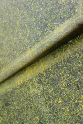 Het gevelpaneel heeft een schuine lijn en een gekanteld vlak