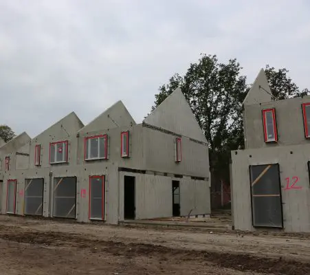 Op het voormalige schoolterrein worden twaalf tweekappers en vier rijwoningen gerealiseerd