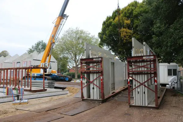 In een paar hijsbewegingen wordt de Heembeton wand naar de Dycore vloer getransporteerd