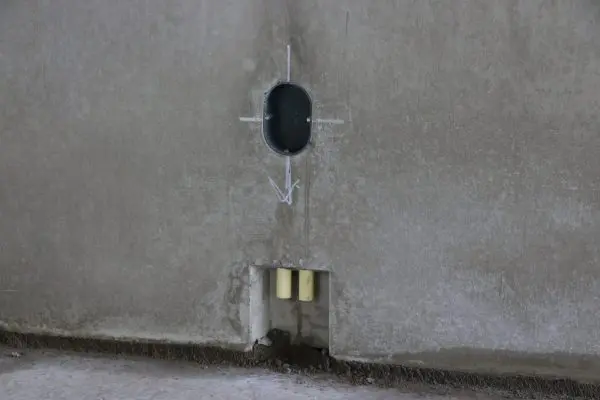 Bij de Dycore cascovloeren werd vooraf met behulp van uitsparingen rekening gehouden met het leidingwerk