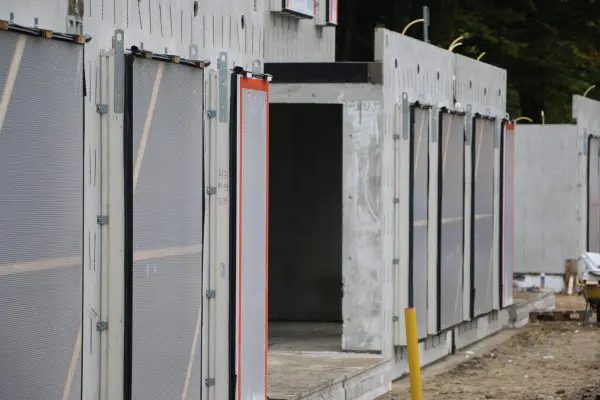 De Heembeton wanden en gevels werden geleverd met geassembleerde kozijnen