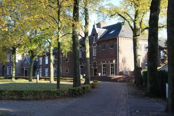 In het voormalige klooster komen zestien appartementen.