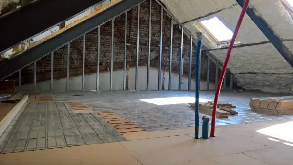 Öko houtvezelplaten met daarin voorgefreesd de omegavormige sparing voor de 16 mm meerlagen buis, die is afgewerkt met een geïntegreerde aluminium lamel.