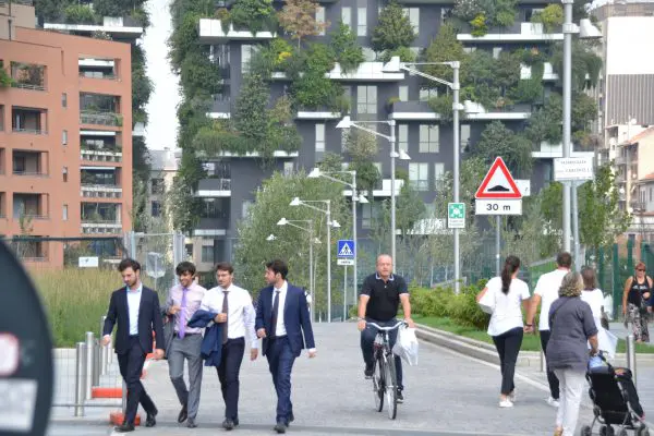 Stadsgeograaf Max Visser onderzocht het effect van ‘verticale bossen’ op de stedelijke omgeving. Hij reisde daarvoor af naar Milaan, waar het Bosco Verticale staat, twee groene torens ontworpen door Stefano Boeri.