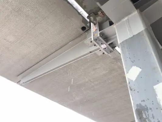 De stalen consoles zijn samengesteld uit plaatstaal. Ze zijn middels koudebrugonderbrekende Schöck Isokorf® KST verankeringen bevestigd aan de achterliggende staalconstructie. (Foto: Mei architects and planners)