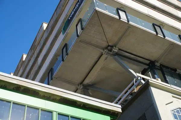 Op de koppen van het gebouw is de staalconstructie met uitkragende schoren een prominent onderdeel van de architectuur.