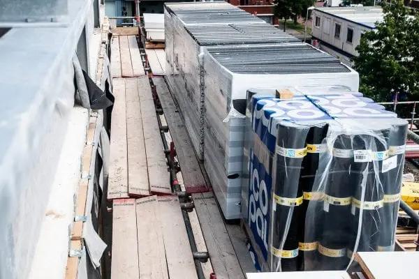 Plaatsing Cradle to cradle Citumen dakbedekking op British School Leidschenveen Campus