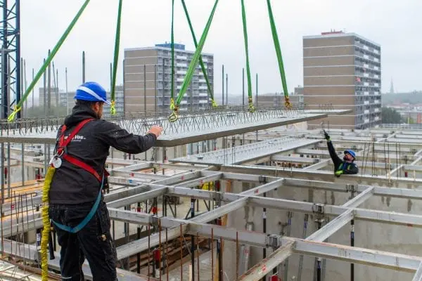 Dankzij het brede vloeroppervlak kan de monteur het vloerveld snel dichtleggen