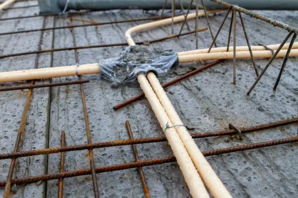 In de druklaag worden o.a. leidingen van elektra, water, ventilatie en riolering gestort