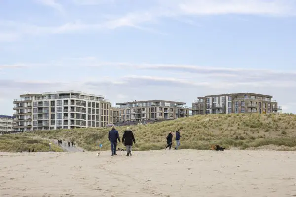 Bewoners krijgen een unieke woonbeleving met strand en zee in de directe omgeving