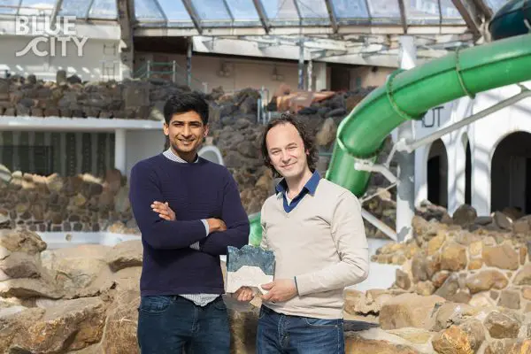 Rushabh Chheda van Conscious Designs werkt samen met Frans Taminiau van Community Plastics in Rotterdam