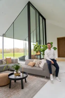 Het inpandige terras is aan drie zijden
met een glasgevel
gescheiden van de
woonkamer. Dennis
Weerink koos hier
voor een schuifpui 