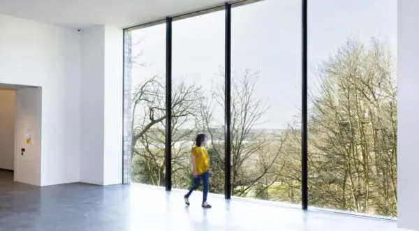 Reflectieruimte met enorm venster in de nieuwe vleugel. Foto Eva Broekema.
