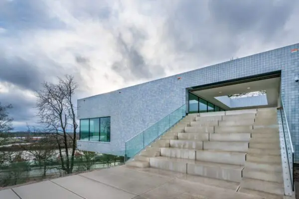 Tribunetrap die leidt naar het uitzichtbalkon. Foto Jannes Linders.
