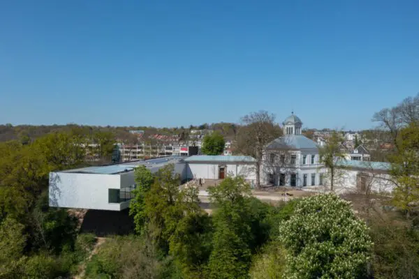 Links de nieuwe vleugel met gedeeltelijk een glas-staaldak. Foto Jannes Linders.