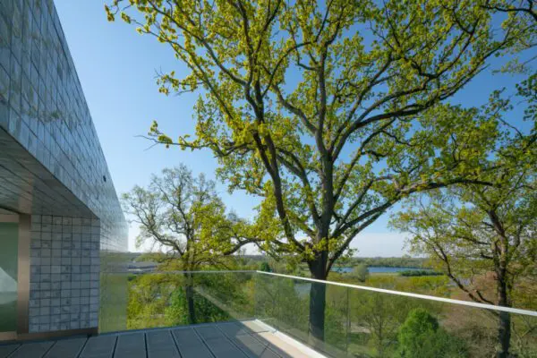 Het publieke balkon met uitzicht over de Rijn en de Betuwe. Foto Jannes Linders.
