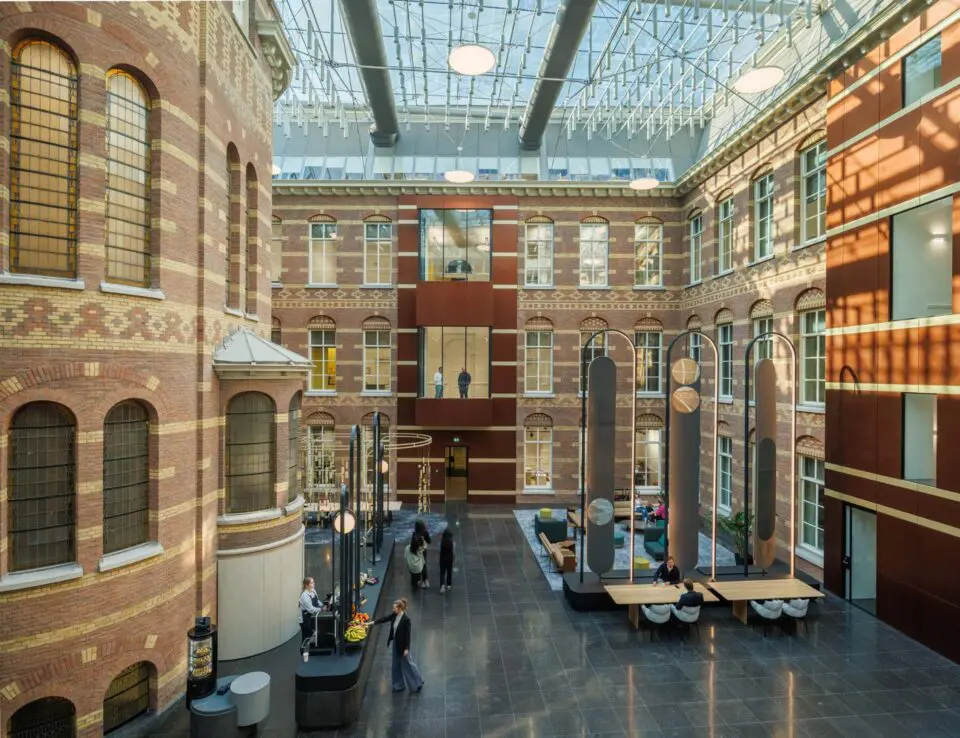 Het glazen atrium van de Droogbak.