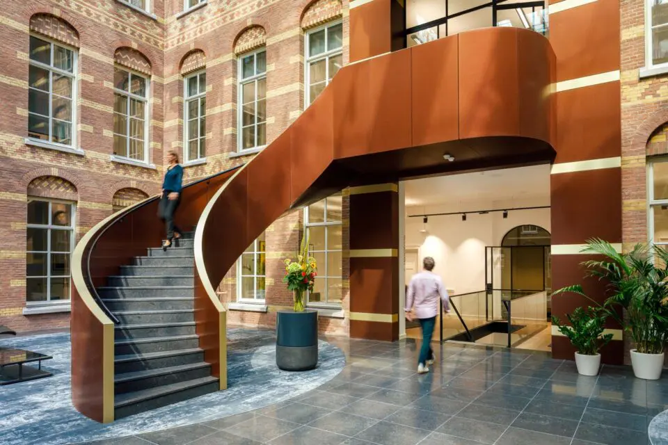 De sculpturale wenteltrap in het atrium van de Droogbak.