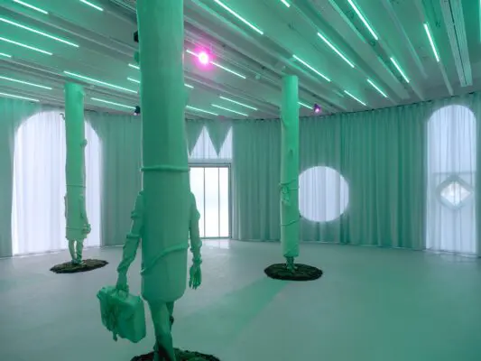 Om
de ervaring van de
kunst niet te verstoren
wordt de lichtinval
gereguleerd met
grote doeken. Hierin
zijn geometrische inkepingen
gemaakt.
