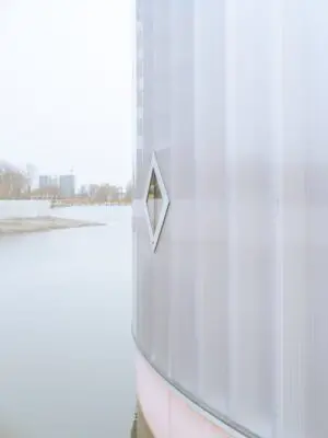 Het paviljoen
heeft een ronde
constructie van
semi-transparant
polycarbonaat.