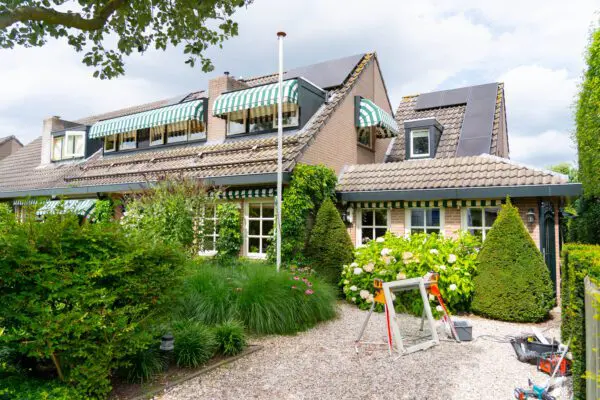In diktes van 8 tot 24 mm is het glas zonder sloop- en freeswerk in de bestaande houten kozijnen geplaatst.