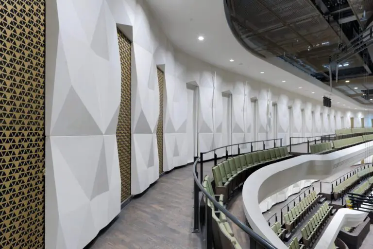 Op drie niveaus zijn rondom in de concertzaal van Amare GRC wandpanelen blind bevestigd met behulp van in het beton geïntegreerde schroefhulzen. De facettering van de panelen is nauwkeurig bepaald met een akoestisch adviseur. (Foto’s: Boele & van Eesteren, Hi-Con en Jacqueline Knudsen)