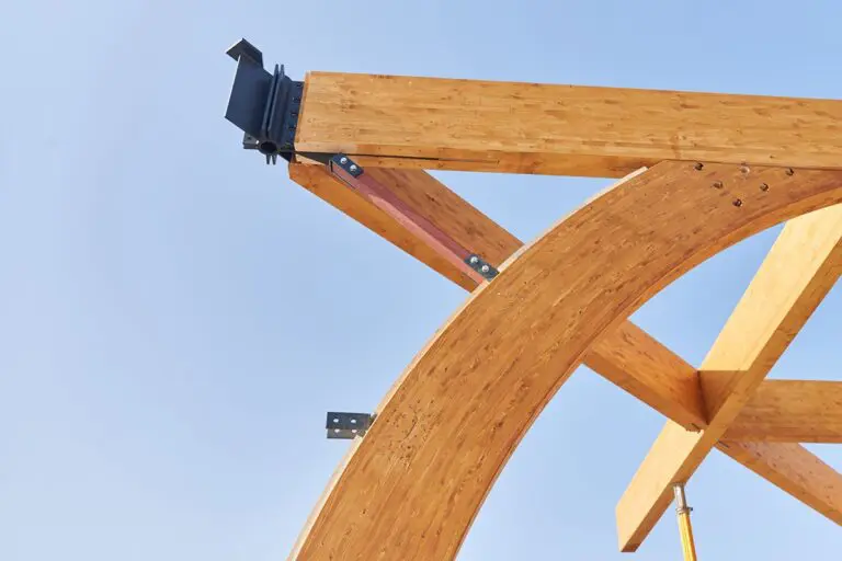 Het stalen middelpunt van een van de bomen, die bestaan uit vier gelamineerde spanten van 200 x 600 mm die kruislings met elkaar zijn verbonden. (Foto: Ronald Zijlstra)