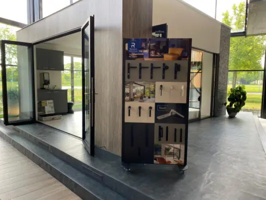 Displays in de showrooms van gevelbouwers maken het mogelijk om het beslag ook te voelen en te ervaren.